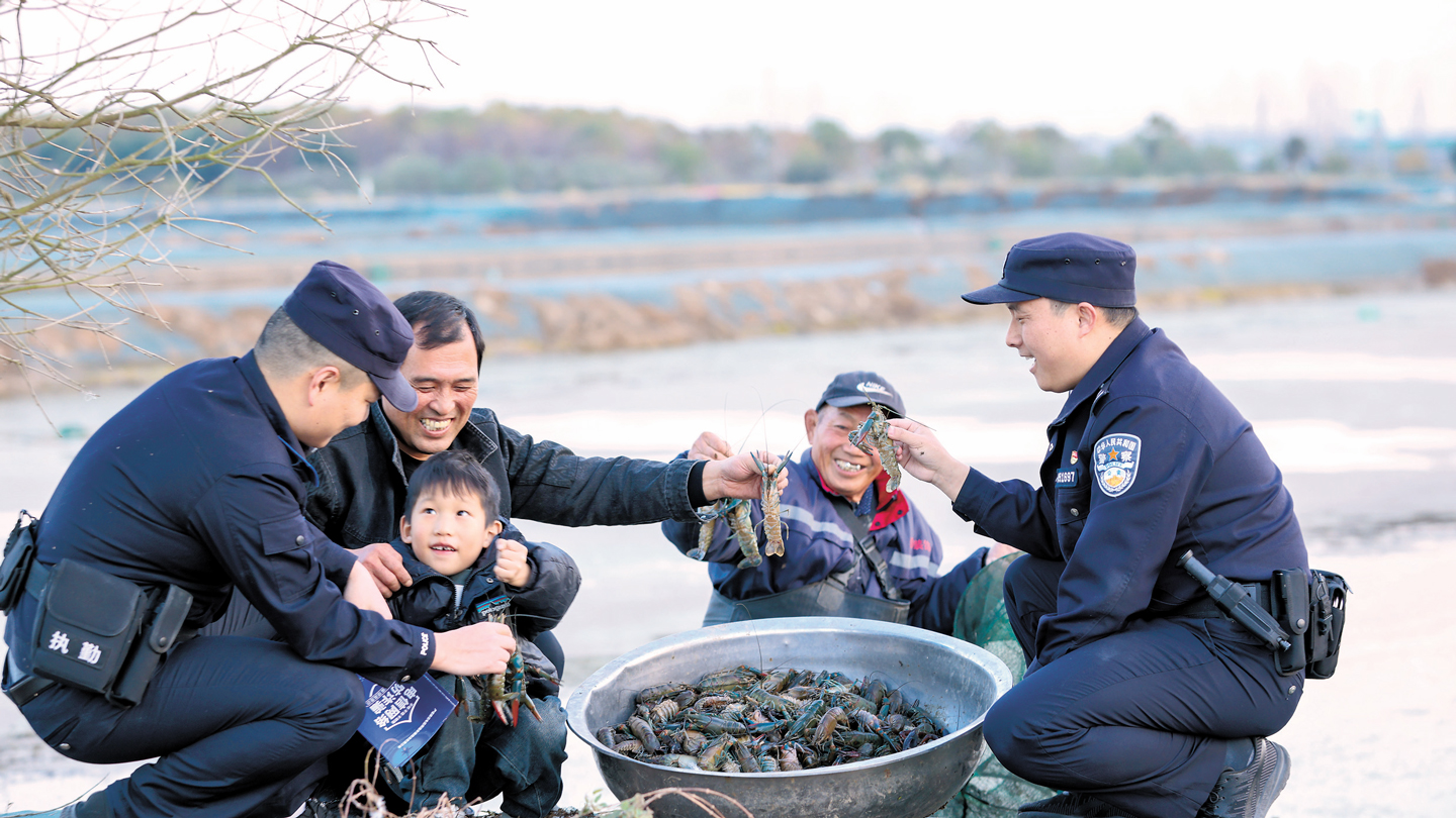 捕虾田里话反诈