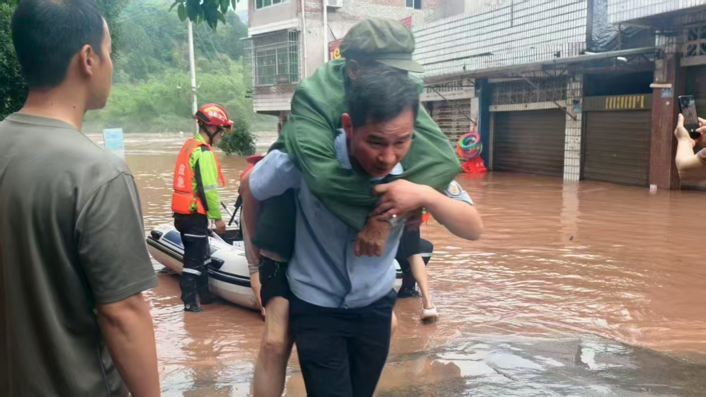 民警救援被困洪水中的老人